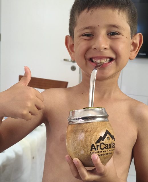 criança com chimarrão representando valores familiares da ArCaxias em Caxias do Sul